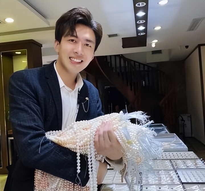 娱乐八卦中的网红有哪些-_网红直播带货收入排行_顶级网红收入高不高