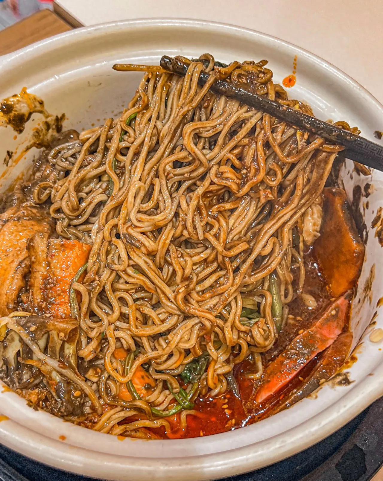 暗黑外表下网红美食，“水泥麻辣烫”刷屏夜市，15元一碗今夏小吃