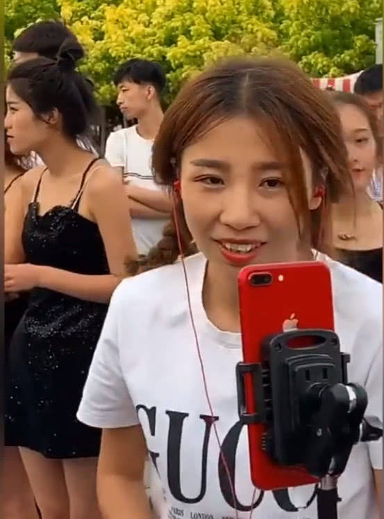 网红王小佳真实颜值曝光_刘一手王小佳长相对比_网红王小佳八卦是真的吗视频下载-