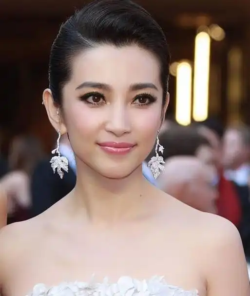 矮女星魅力_娱乐圈哪些女名星很矮_娇小女星风采