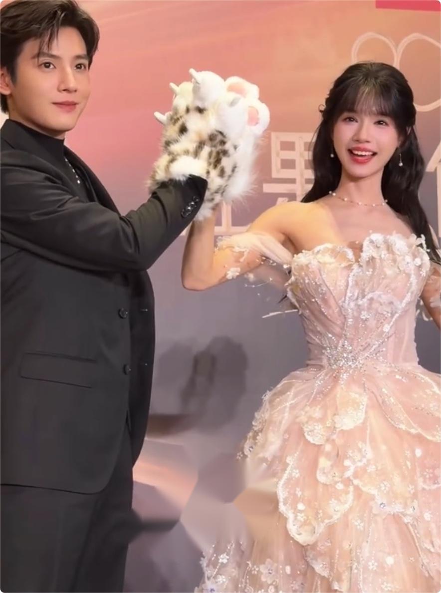 女明星 发型_短剧红毯穿搭分析_短剧演员红毯造型