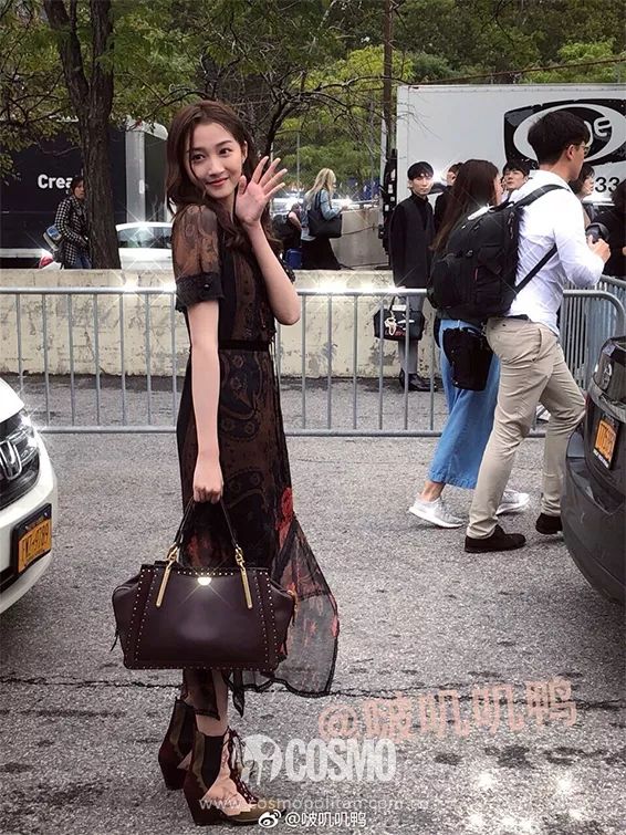 时装周路人抓拍女明星_女明星时尚cosmo_路人镜头下的明星颜值