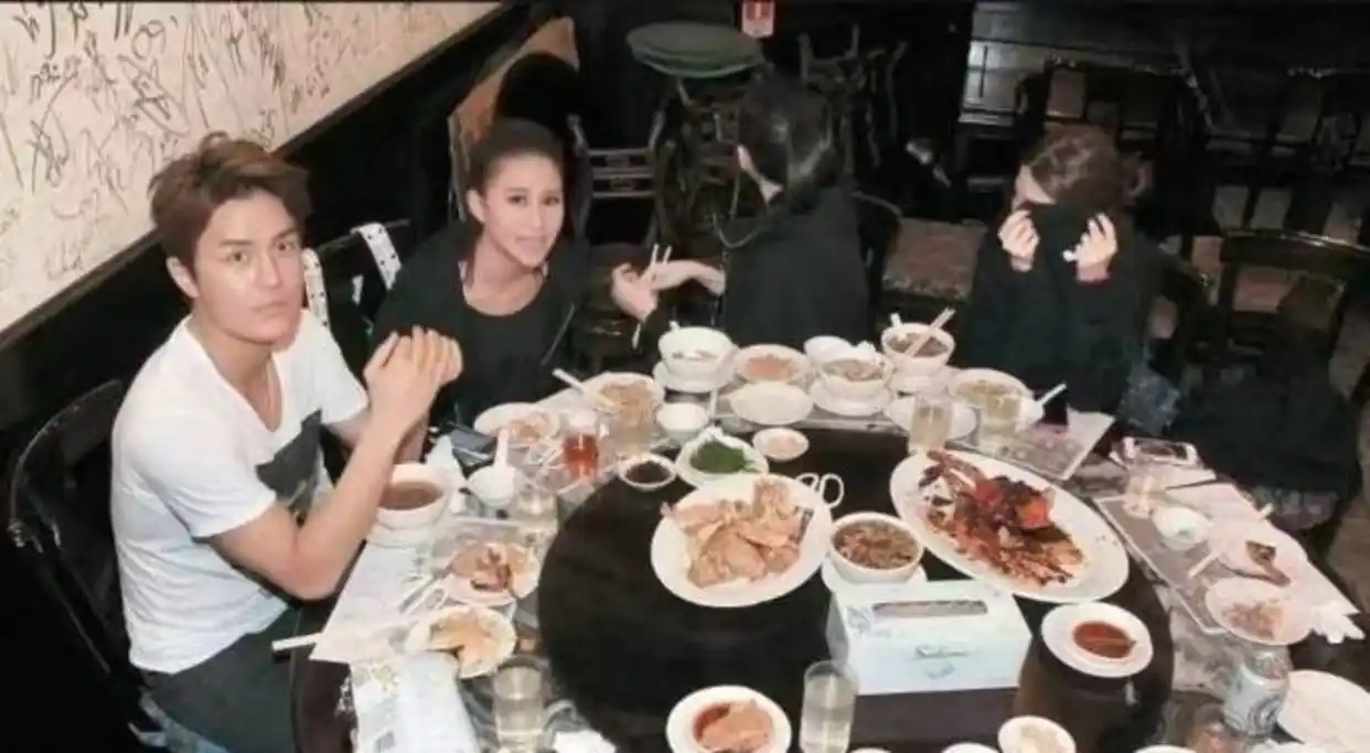 大瓜又来，向太爆料娱乐圈最猛瓜，一位富家女和男演员正在闹离婚，娱乐圈风波再起引发热议